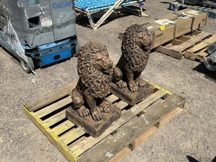 (2)-concrete-lion-statues-image-2