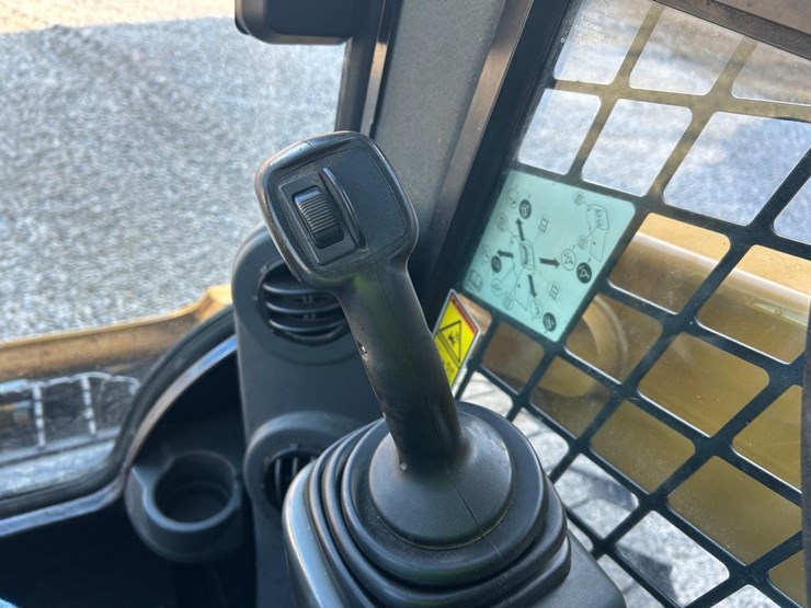 2019-caterpillar-242d-image-19