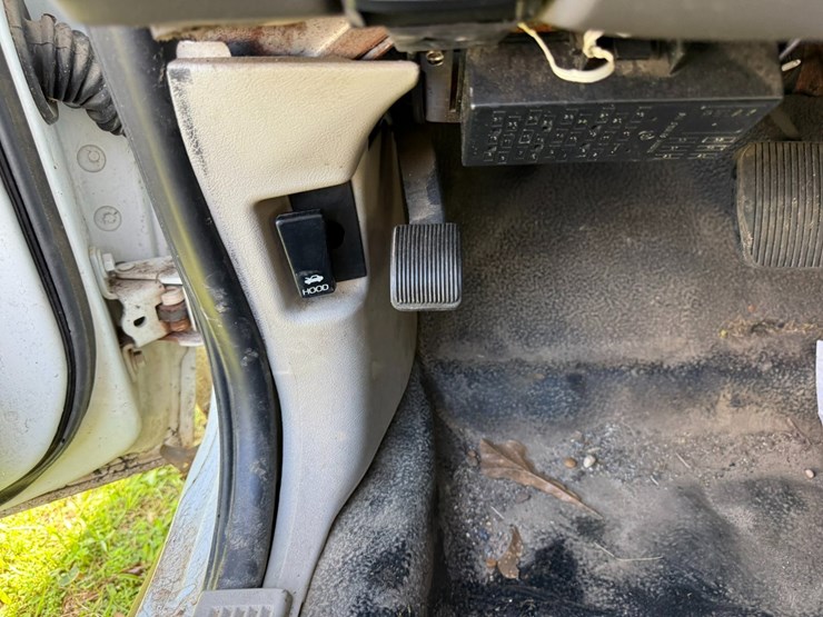 #42084-•-2011-ford-crown-victoria-sedan-vin:-2fabp7bv6bx160559-image-37