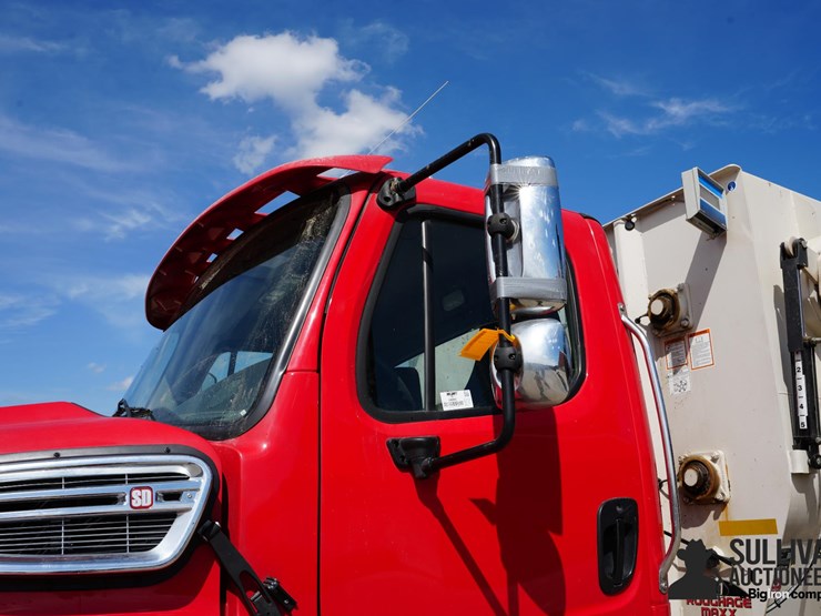 2023-freightliner-114sd-image-14