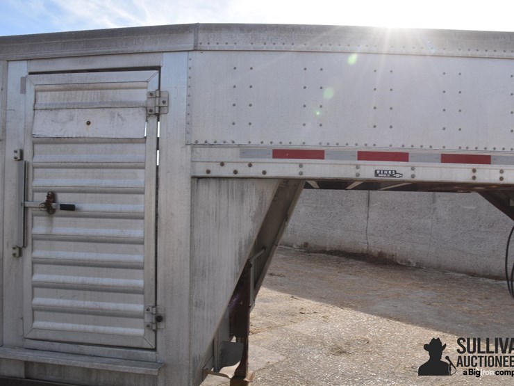 2015-featherlite-26'-t/a-aluminum-livestock-trailer-image-16