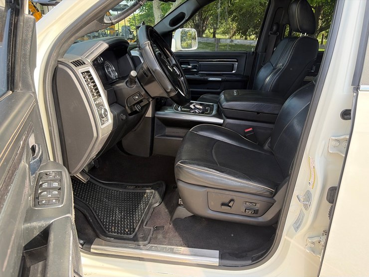 2017-dodge-3500-image-8