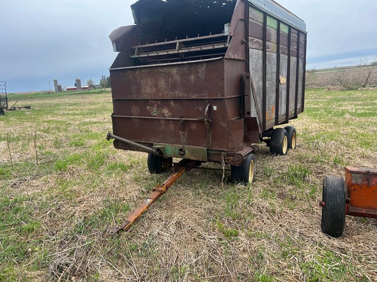 #9572-•-badger-chopper-box-on-new-holland-tandem-gear-image-1