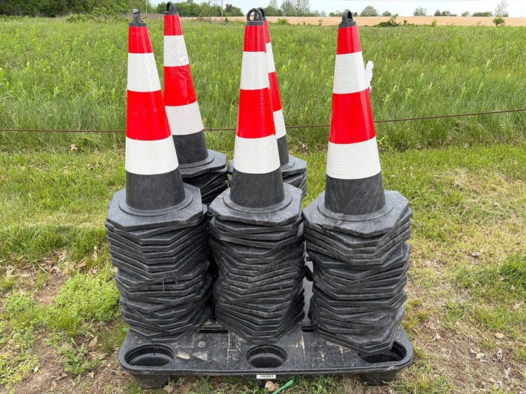 #32-•-100-traffic-cones-image-1