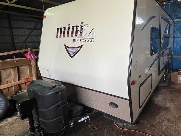 #9555-•-2017-rockwood-mini-lite-2304ks-camper-(title-in-delay)-image-2