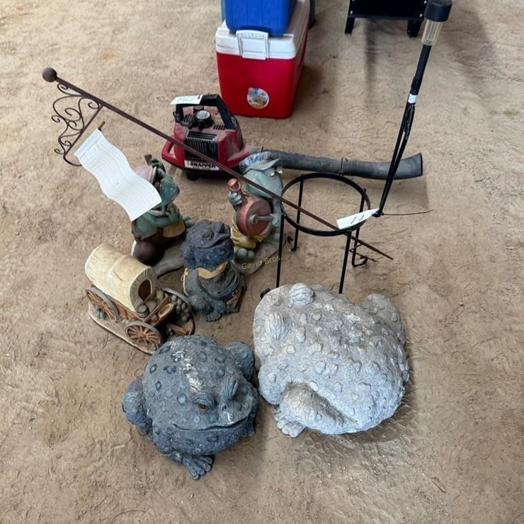 Outdoor Frog Décor & other