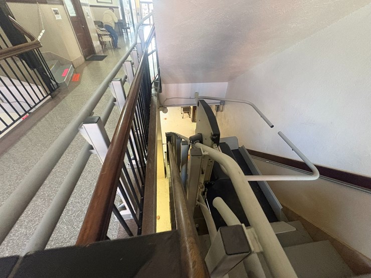 #41944-•-electric-chair-lift-image-2