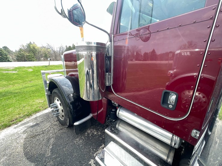 #200-•-2020-peterbilt-semi-tractor-(has-wi-title)-(denmark,-wi)-image-19