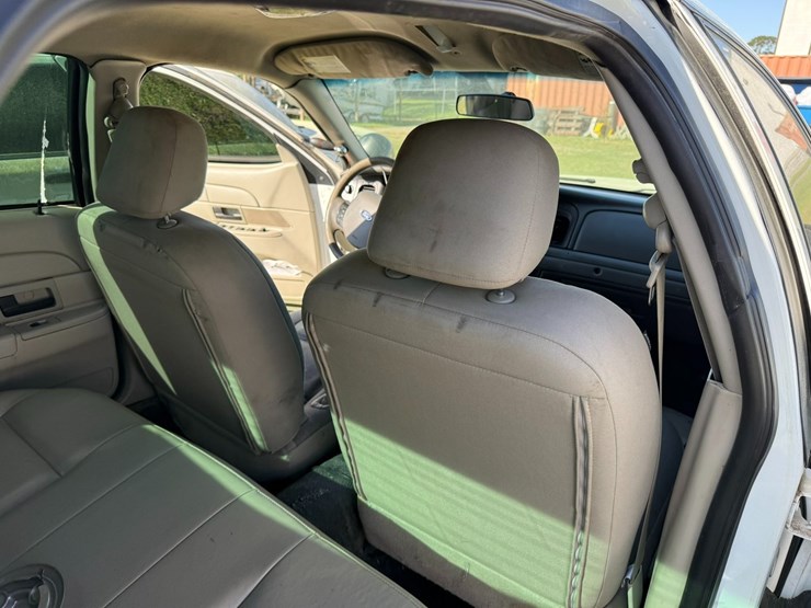 #42085-•-2010-ford-crown-victoria-sedan-vin:-2fabp7bv6ax138575-image-28