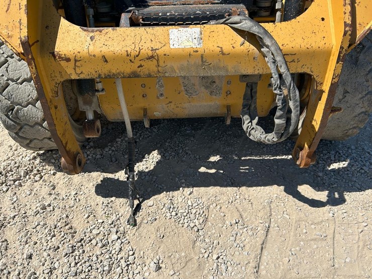 2017-caterpillar-232d-image-9