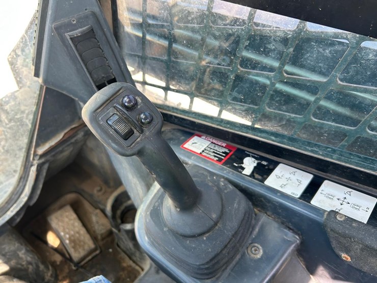 deere-323d-image-25