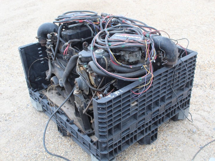 #36276-•-pallet-with-2-mercruiser-outboard-motor-ends-and-2-mercruiser-gas-engine-image-2