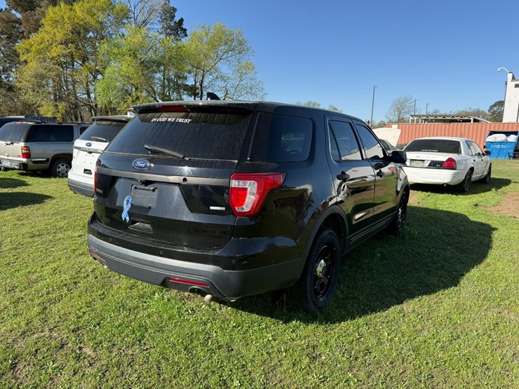 2016-ford-explorer-image-3