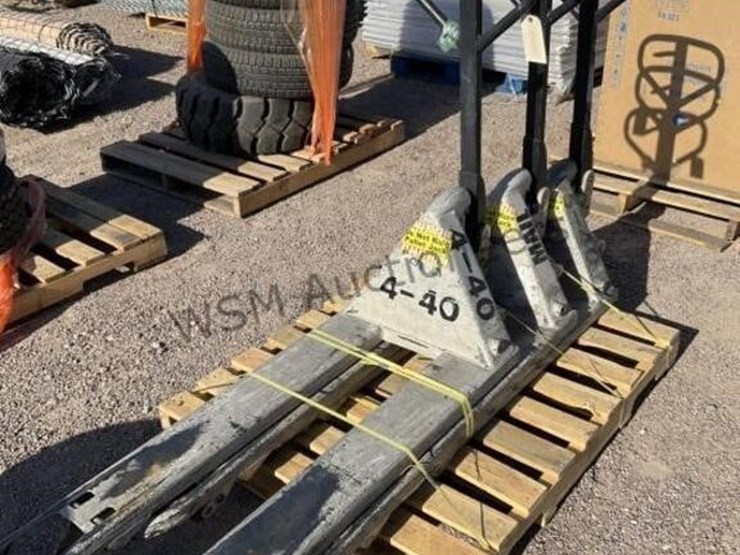 (3)-crown-pallet-jacks-image-1