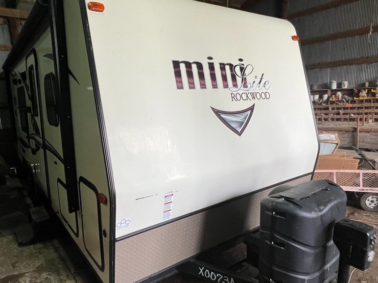 #9555-•-2017-rockwood-mini-lite-2304ks-camper-(title-in-delay)-image-3