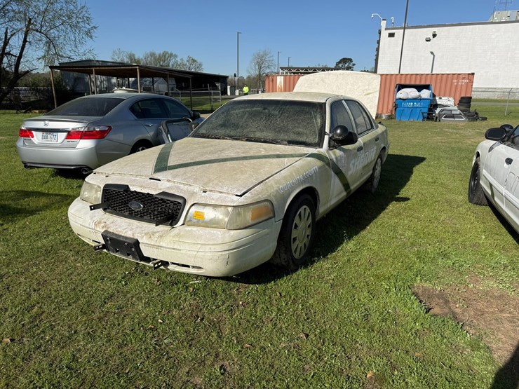 #42084-•-2011-ford-crown-victoria-sedan-vin:-2fabp7bv6bx160559-image-1