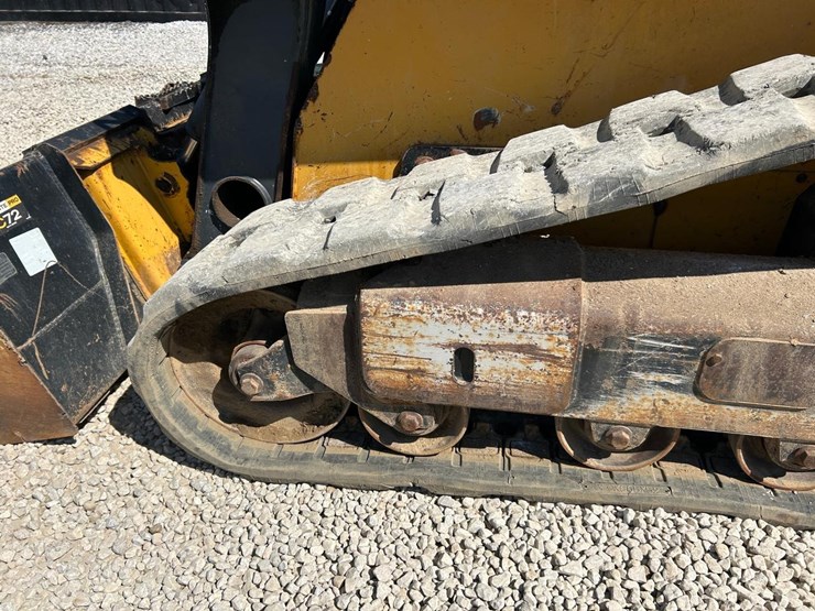 deere-323d-image-17
