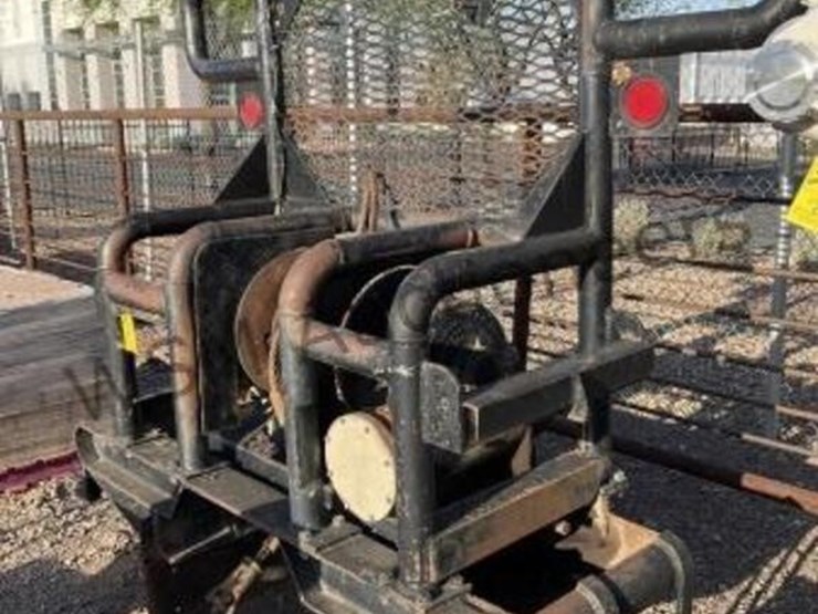 frame-mount-hydraulic-winch-&-headache-rack-image-1