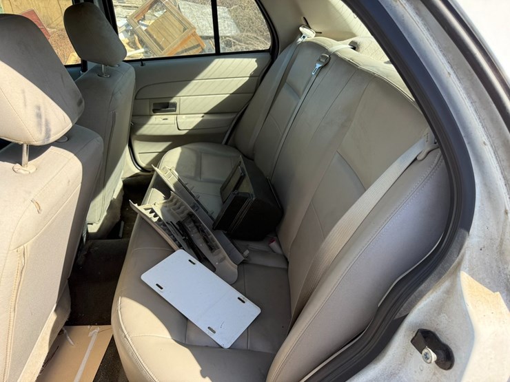 #42083-•-2010-ford-crown-victoria-sedan-vin:-2fabp7bv6ax133733-image-30