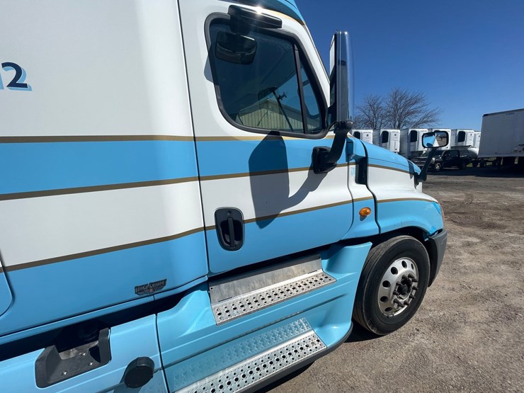 #202-•-2013-freightliner-cascadia-semi-tractor-(title-in-delay)-(denmark,-wi)-image-46
