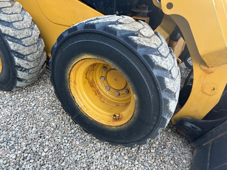 2019-caterpillar-242d-image-12