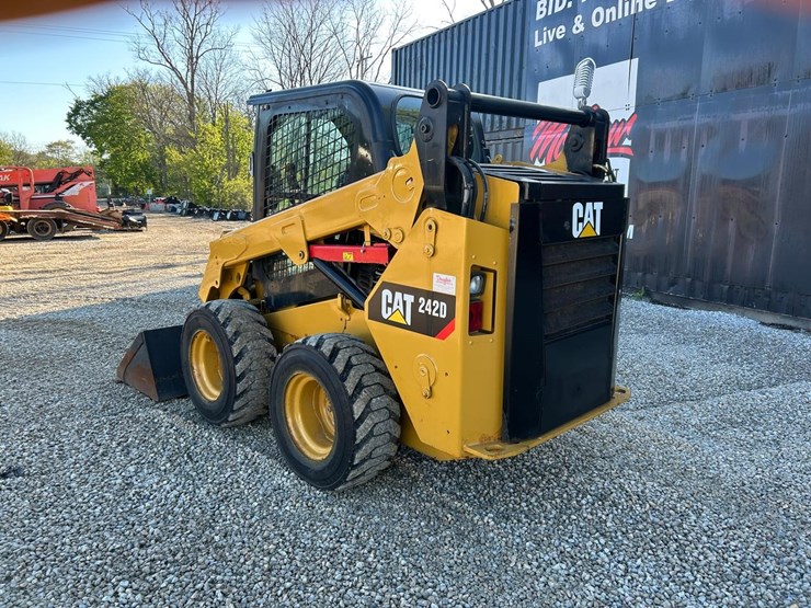 2019-caterpillar-242d-image-2
