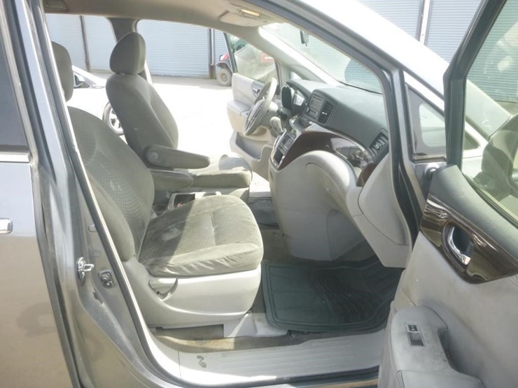 2015-nissan-quest-image-8