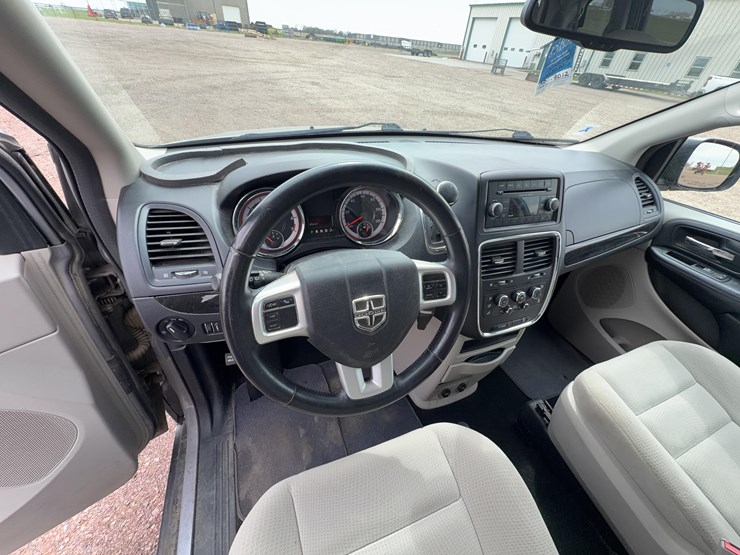 2015-dodge-grand-caravan-image-10