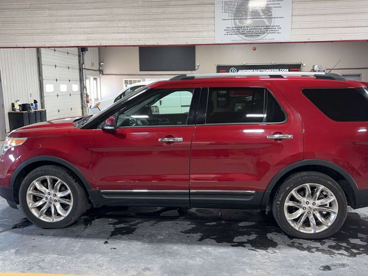 2015-ford-explorer-limited-image-2