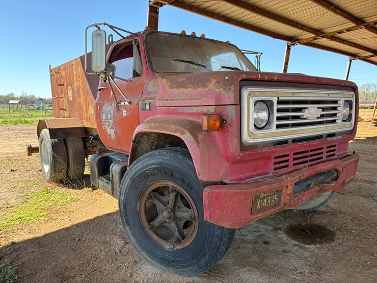 #42070-•-1984-cheverolet-c7-t/a-water-truck-vin:-1gbj7d1b3ev103757-image-2