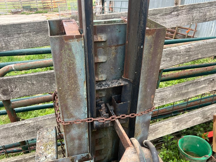 #9581-•-3-point-hydraulic-post-pounder-image-4