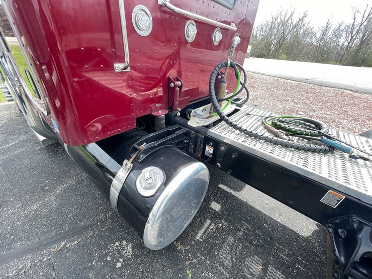 #200-•-2020-peterbilt-semi-tractor-(has-wi-title)-(denmark,-wi)-image-23