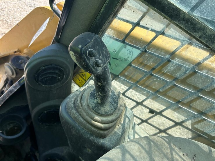 2017-caterpillar-232d-image-17
