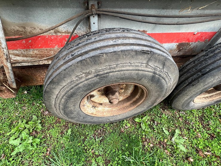 #9559-•-new-idea-manure-spreader-image-19