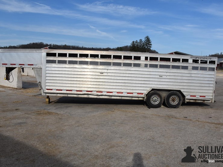 2015-featherlite-26'-t/a-aluminum-livestock-trailer-image-8