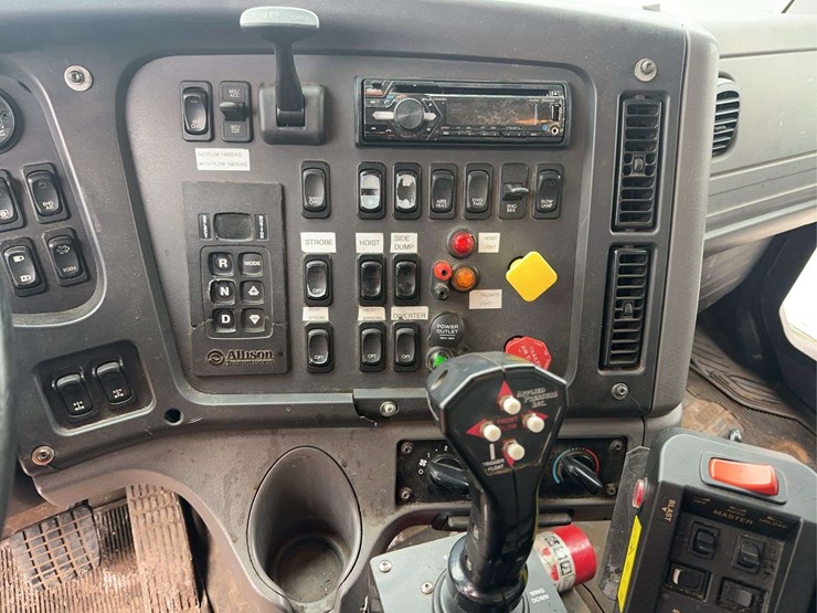2015-freightliner-114sd-image-26