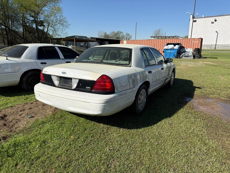 #42083-•-2010-ford-crown-victoria-sedan-vin:-2fabp7bv6ax133733-image-3