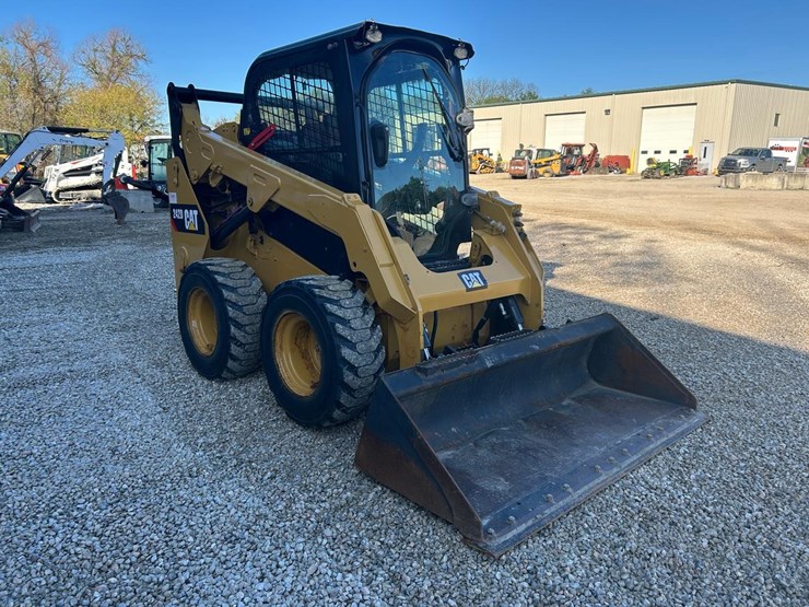 2019-caterpillar-242d-image-6