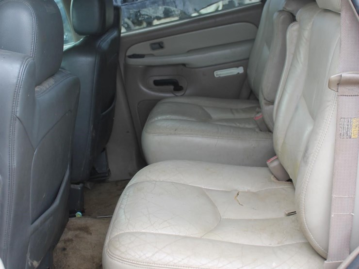 2003-chevrolet-tahoe-image-11