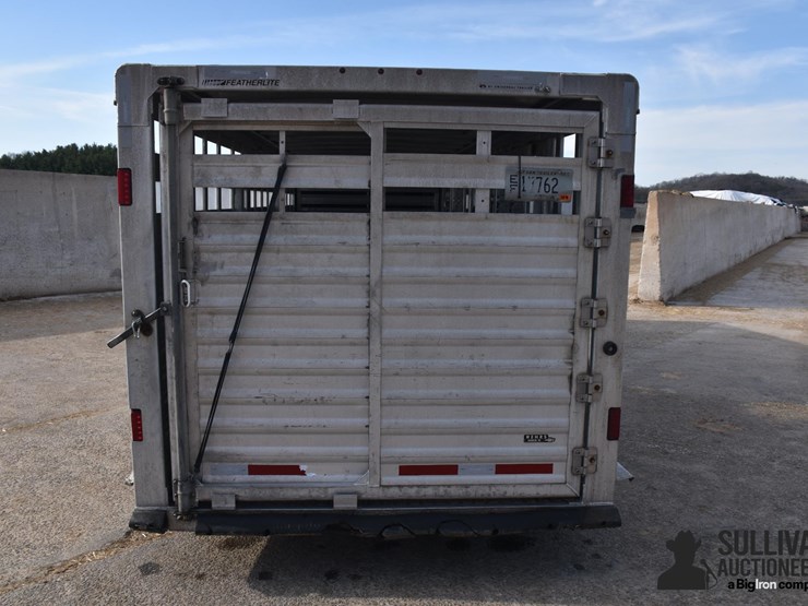 2015-featherlite-26'-t/a-aluminum-livestock-trailer-image-6