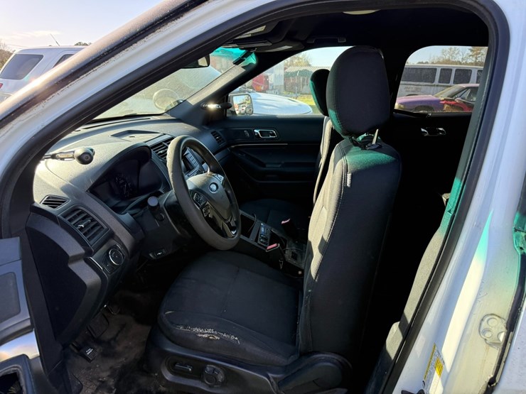 2016-ford-explorer-image-31