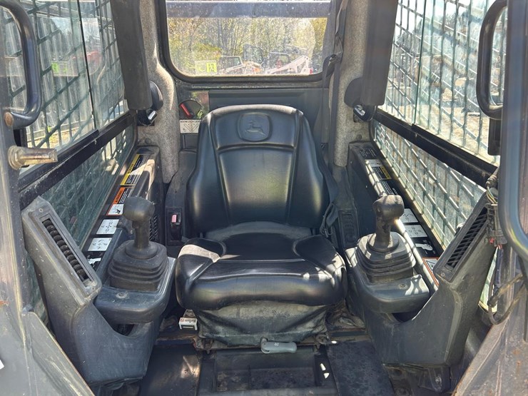 deere-323d-image-19