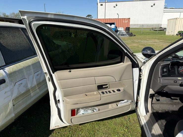 #42085-•-2010-ford-crown-victoria-sedan-vin:-2fabp7bv6ax138575-image-33