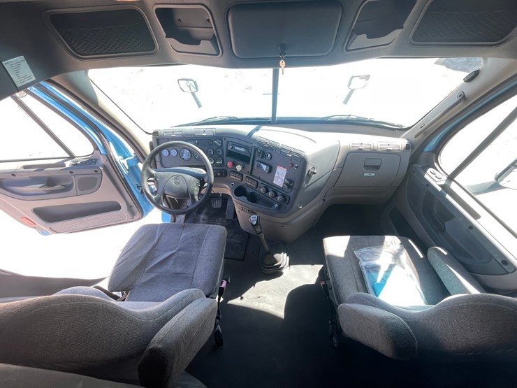 #202-•-2013-freightliner-cascadia-semi-tractor-(title-in-delay)-(denmark,-wi)-image-60
