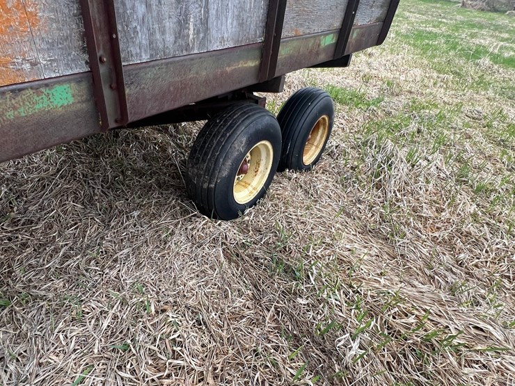 #9572-•-badger-chopper-box-on-new-holland-tandem-gear-image-8
