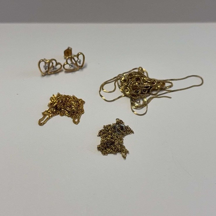 5.7 Grams of 14Kt Gold