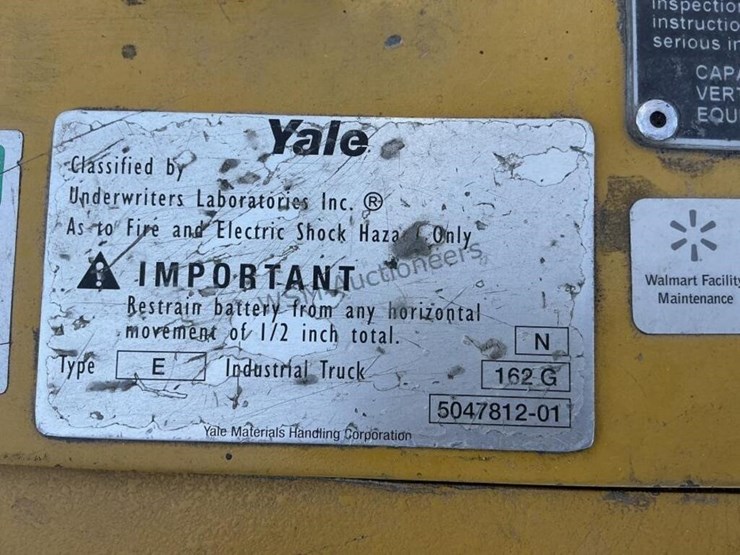 yale-3,800lbs-capacity-electric-order-picker-image-6