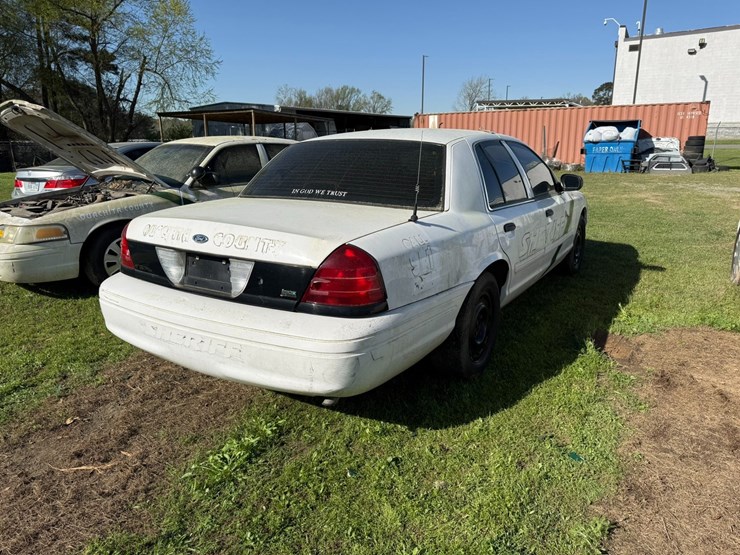 #42085-•-2010-ford-crown-victoria-sedan-vin:-2fabp7bv6ax138575-image-3