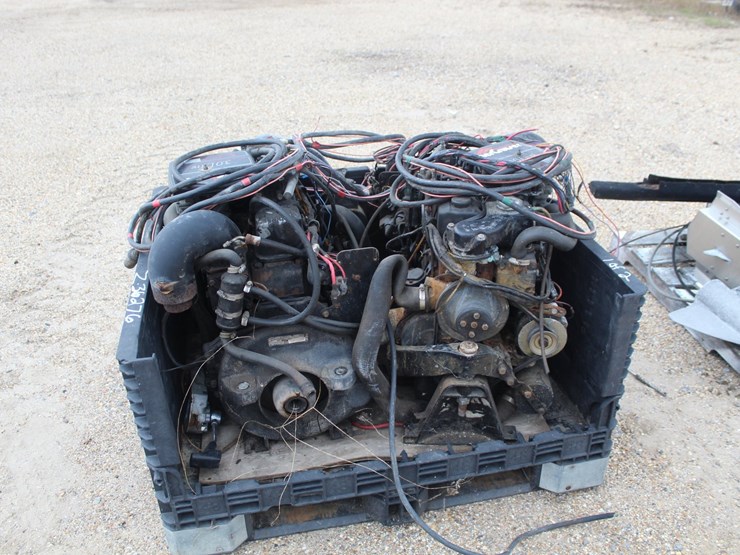 #36276-•-pallet-with-2-mercruiser-outboard-motor-ends-and-2-mercruiser-gas-engine-image-4