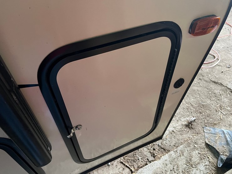 #9555-•-2017-rockwood-mini-lite-2304ks-camper-(title-in-delay)-image-11